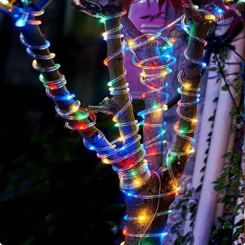 Guirlande lumineuse solaire Tube multicolore enroulée autour d'un arbre