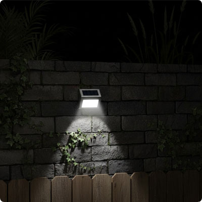 Projecteur solaire extérieur Syrma posé sur un mur en pierres