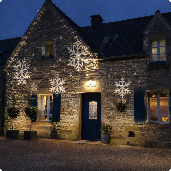 projecteur noel exterieur projectFlash diffusant des flocons lumineux sur une façade