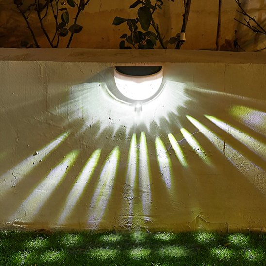 Applique exterieur solaire blanc froid éclairant un muret