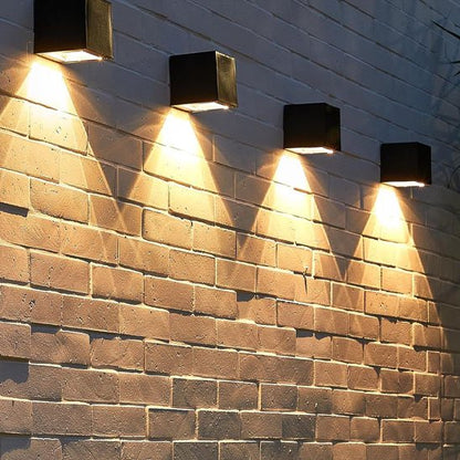 Applique exterieur solaire Cube éclairant mur en briques