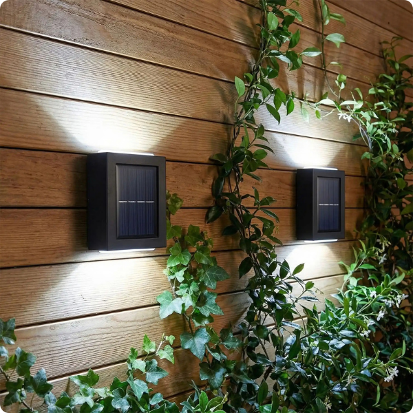Applique exterieur solaire Luminance blanc froid éclairant un mur en pierres