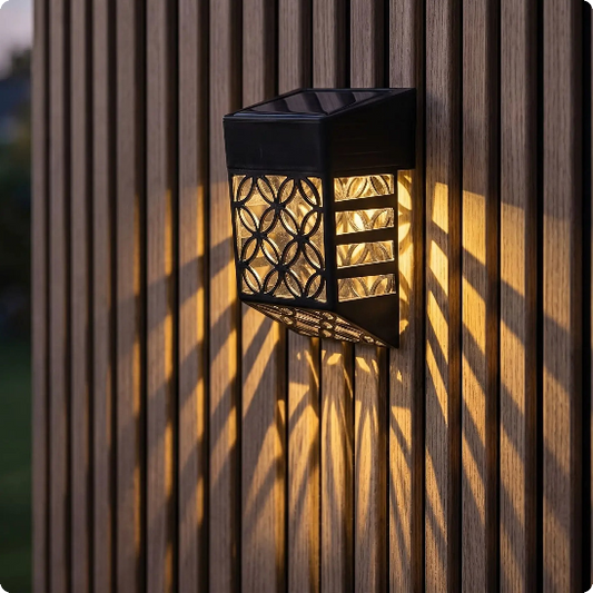 Applique extérieur solaire Moucharabieh éclairant un mur en bois