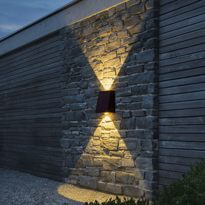 applique exterieur solaire Solardeco éclairant une cour gravillonnée