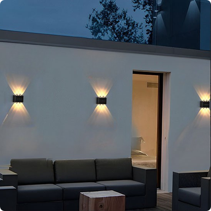 applique exterieur solaire solarled éclairant un salon de jardin