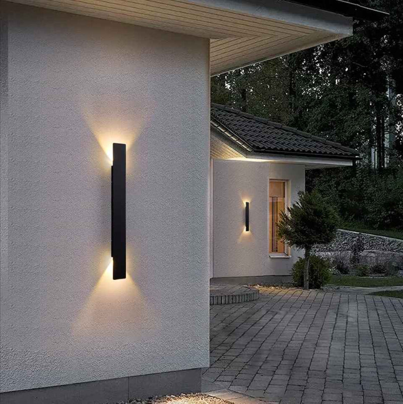 applique murale extérieur ModernLed 24W écalairant une cour