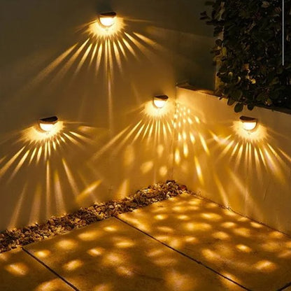 Applique solaire exterieur Galaxy blanc chaud éclairant une terrasse