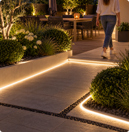 Bande led exterieur solaire FlexiPower blanc naturel éclairant une terrasse