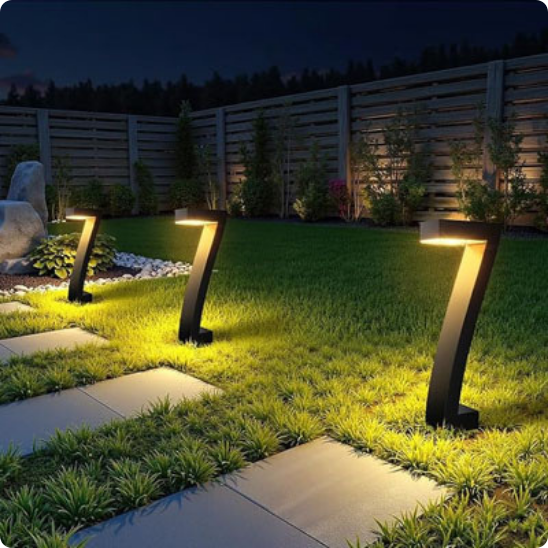 Borne exterieur solaire Ecolumina éclairant un jardin