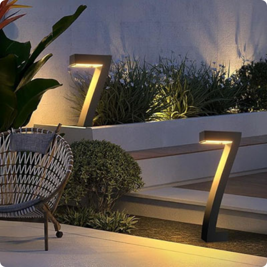 Borne exterieur solaire Ecolumina éclairant une terrasse