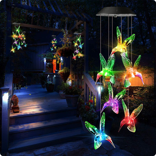 Carillon lumineux solaire Colibri sur une terrasse