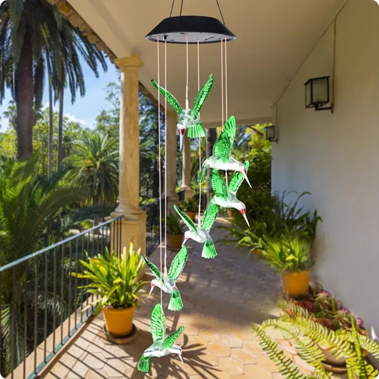 Carillon lumineux solaire Colibri décorant un balcon