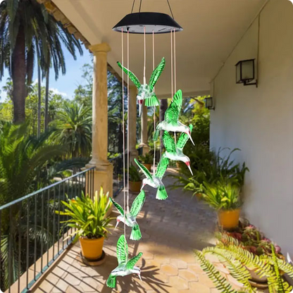 Carillon lumineux solaire Colibri décorant un balcon