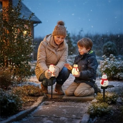 Décoration de Noël extérieur Santalight installée par une femme et un garçon