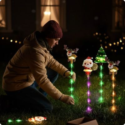 Décoration de Noël extérieur Solarglow installée par un garçon