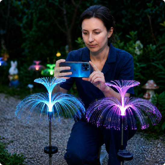 Decoration lumineuse exterieur Noel Geyser prise en photo par une femme