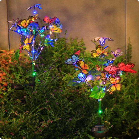 décoration solaire extérieur Papillon dans un buisson