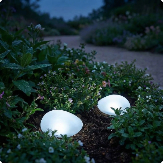 éclairage extérieur solaire roche lumineuse éclairant un massif
