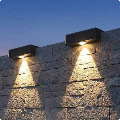 Eclairage exterieur solaire SolarWall blanc froid éclairant un mur en pierres