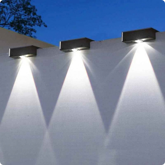 Eclairage exterieur solaire SolarWall blanc froid éclairant un mur