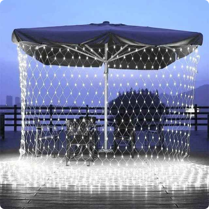 Filet lumineux maille blanc froid entourant un salon de jardin