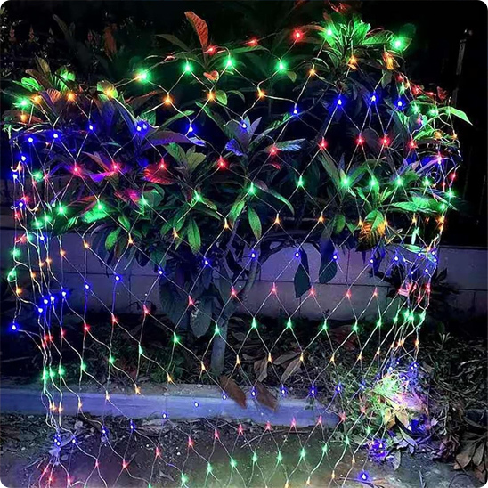 Filet lumineux maille multicolore décorant une plante