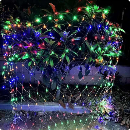 Filet lumineux maille multicolore décorant une plante