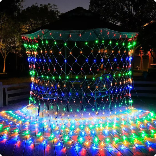 Filet lumineux maille multicolore entourant un salon de jardin