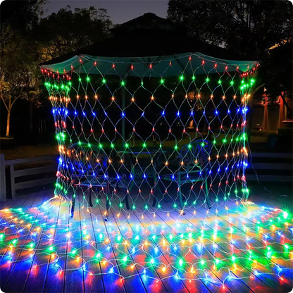 Filet lumineux maille multicolore entourant un salon de jardin