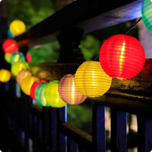 guirlande exterieur lampion multicolore décorant une barrière