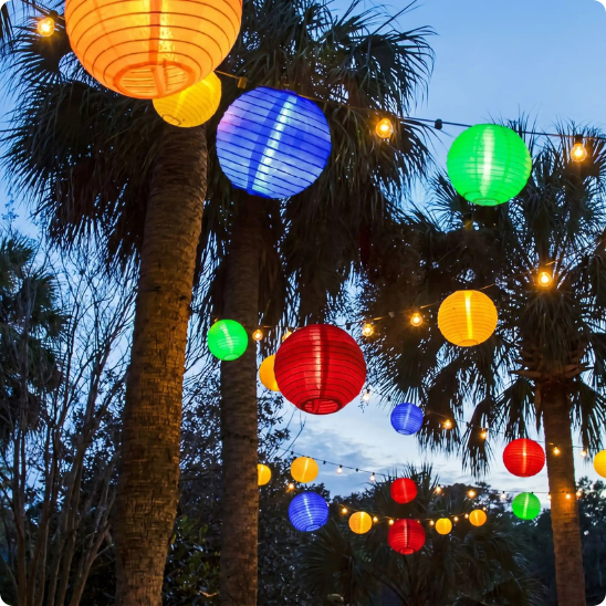 guirlande exterieur lampion multicolore accrochée à des palmiers