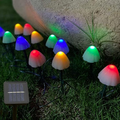 Guirlande exterieur solaire Champignon à côté d'une pierre