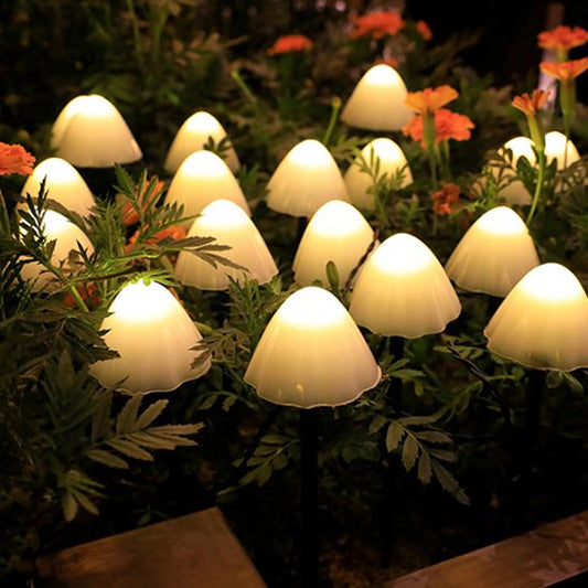 Guirlande exterieur solaire Champignon blanc chaud au milieu de plantes