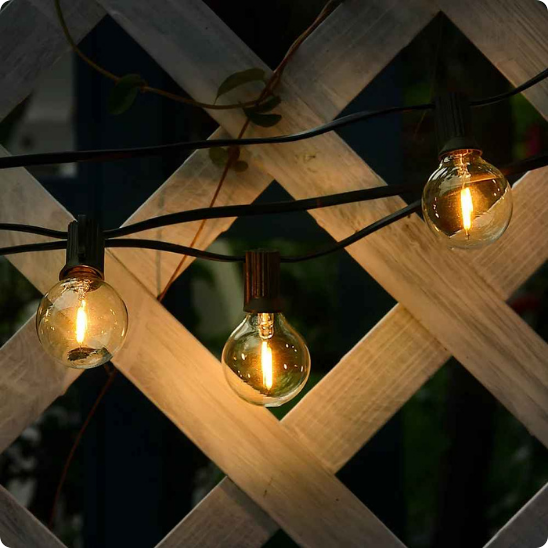 guirlande guinguette extérieur musette accrochée à une palissade