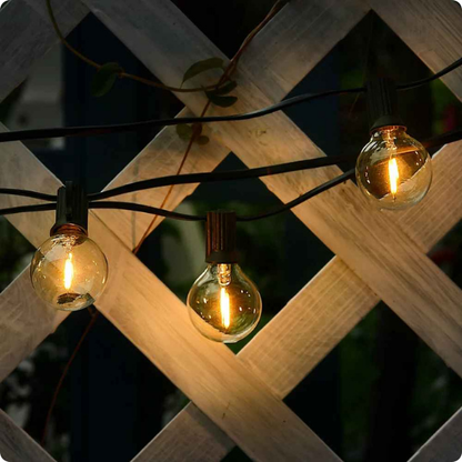 guirlande guinguette extérieur musette accrochée à une palissade