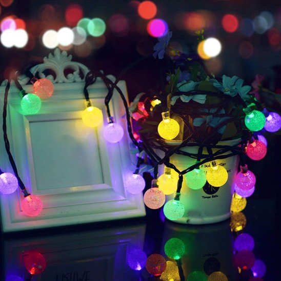 Guirlande guinguette solaire Cristal multicolore sur une étagère