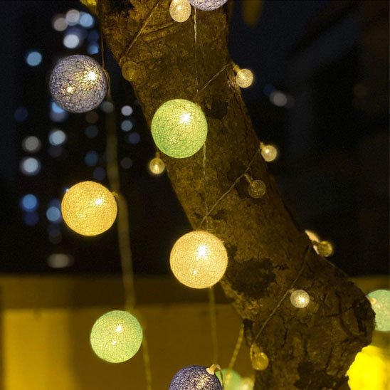 Guirlande lumineuse boule autour d'un arbre