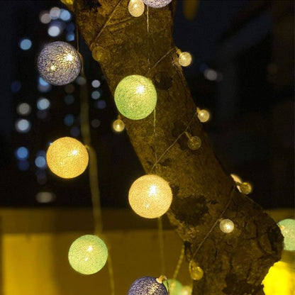 Guirlande lumineuse boule autour d'un arbre