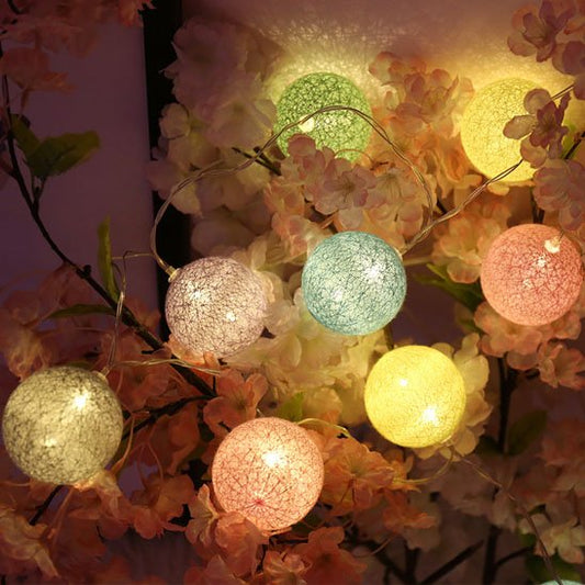 Guirlande lumineuse boule macaron multicolore allumée