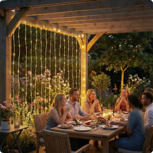 guirlande lumineuse en rideau Pluie Etoilée décorant une pergola