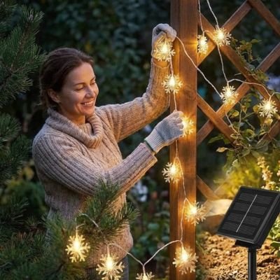 Guirlande Solaire de Noel Neige blanc chaud décorant un treillis