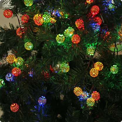 Guirlande solaire exterieur Atlas multicolore décorant un sapin