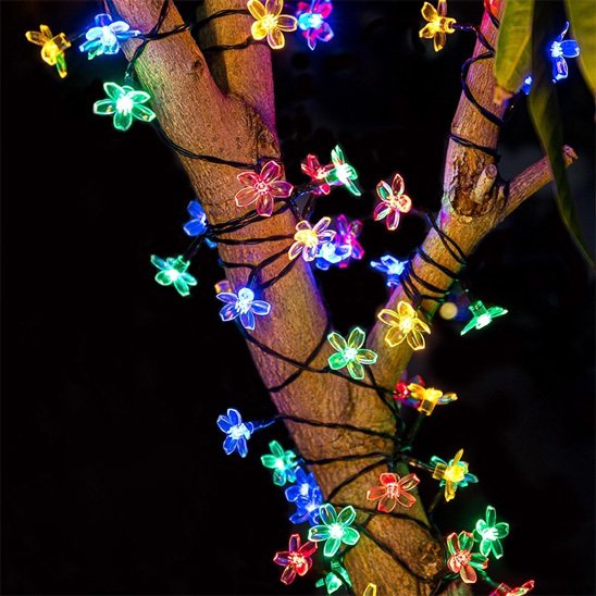 Guirlande solaire extérieur Florale multicolore dans un autour d'un arbre