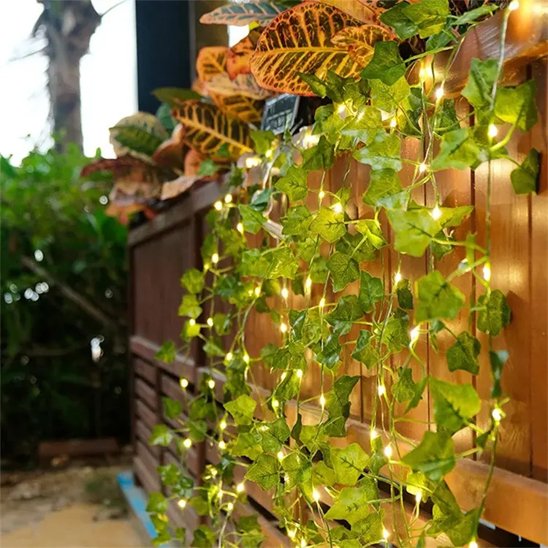 Guirlande solaire extérieur Végétale décorant une palissade