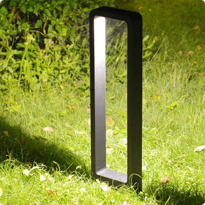 Lampadaire exterieur arche led dans la pelouse