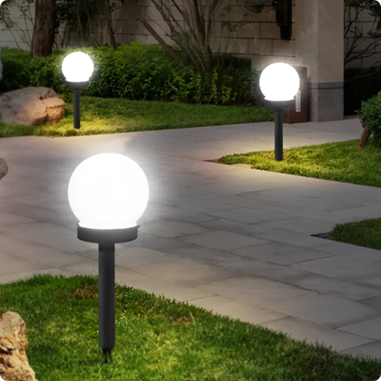 Lampadaire extérieur Led Solarball éclairant une allée