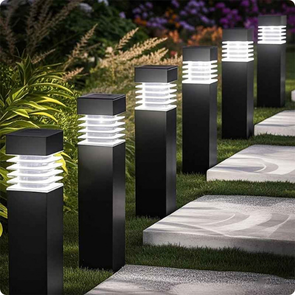 Lampadaire extérieur solaire Solar Design bordant une allée
