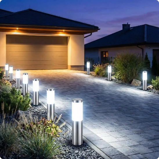 Lampadaire Led extérieur Sentinelle argenté balisant une entrée de garage