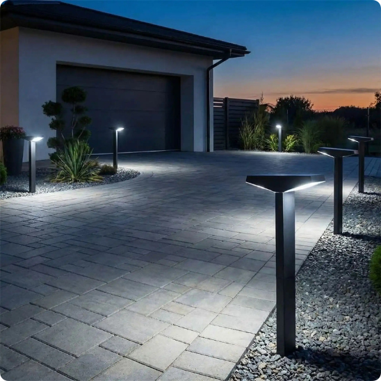 lampadaire solaire extérieur Antares éclairant une entrée de garage