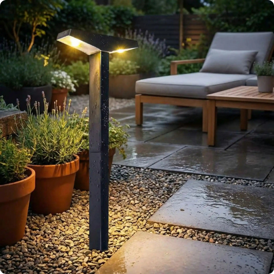 lampadaire solaire extérieur Antares éclairant une terrasse sous la pluie